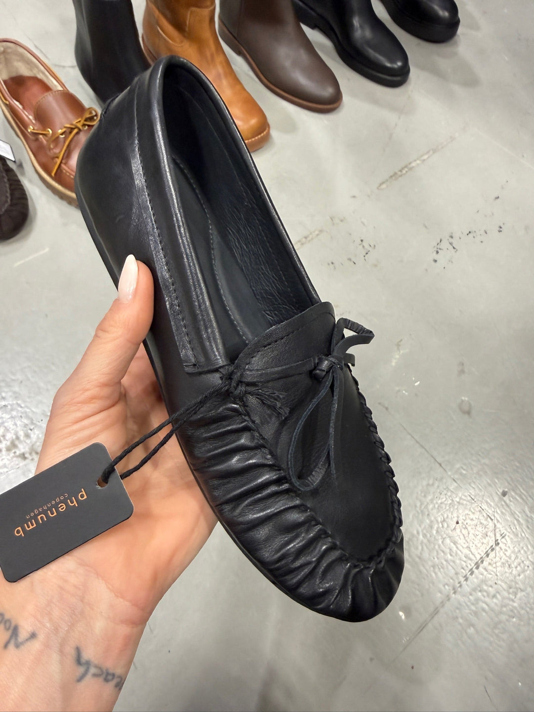 Phenumb - Black - Loafers Dame - Feather