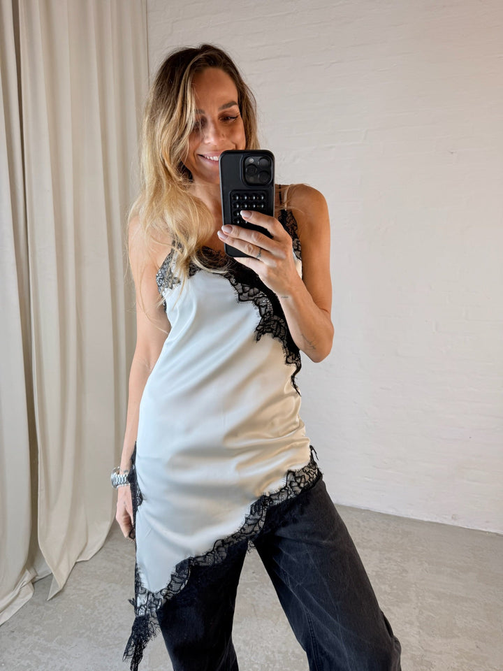 Sassy Copenhagen - Satin blonde top - Hvid - Helena