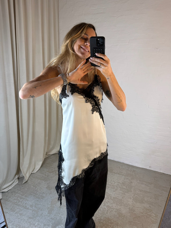 Sassy Copenhagen - Satin blonde top - Hvid - Helena