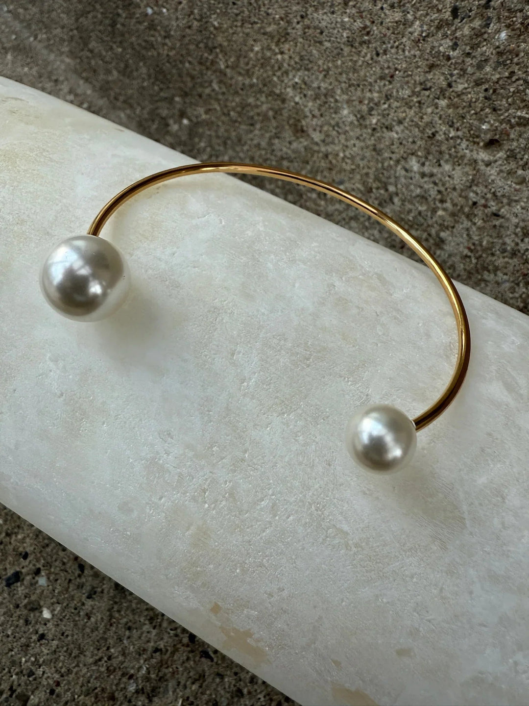 Andcopenhagen Jewelry - Armbånd - 18 karat guldbelagt stainless steel - Bangle pearl