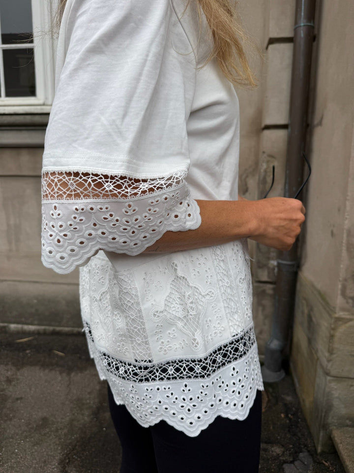 Sassy Copenhagen - T-shirt - Hvid Blonde - Liva