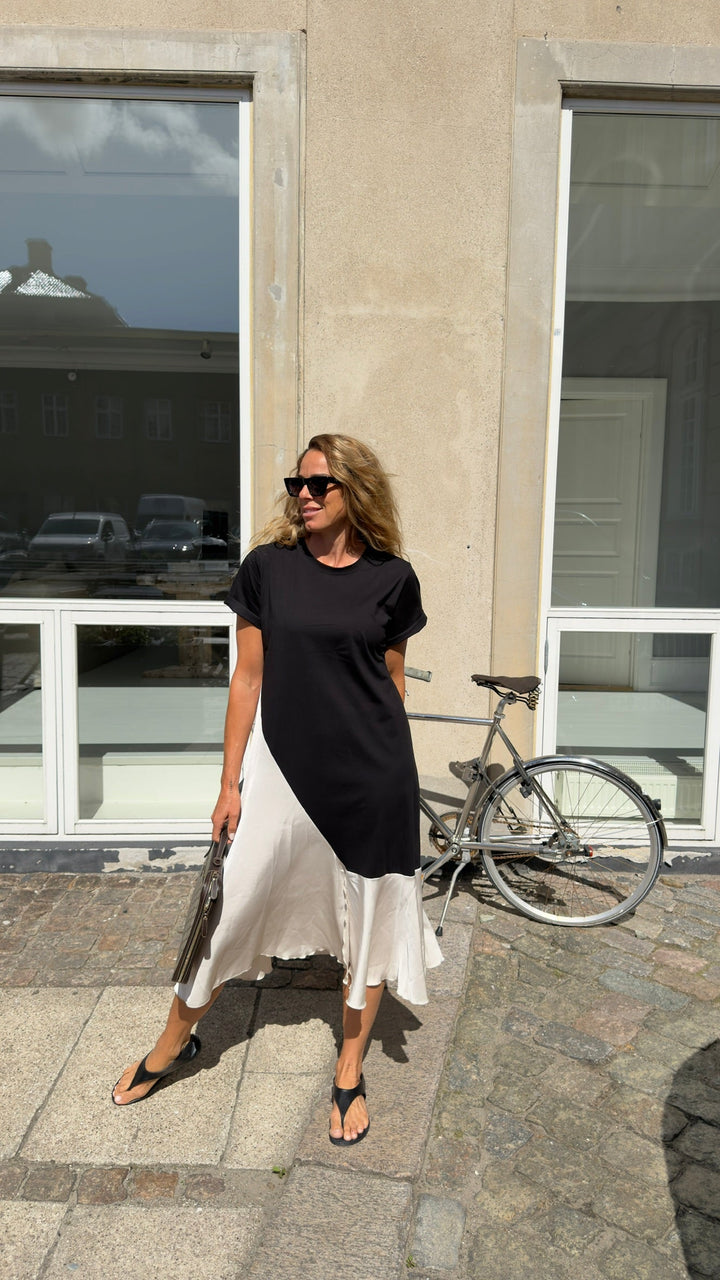 Sassy Copenhagen - Maxikjole - Sort/hvid - Oda
