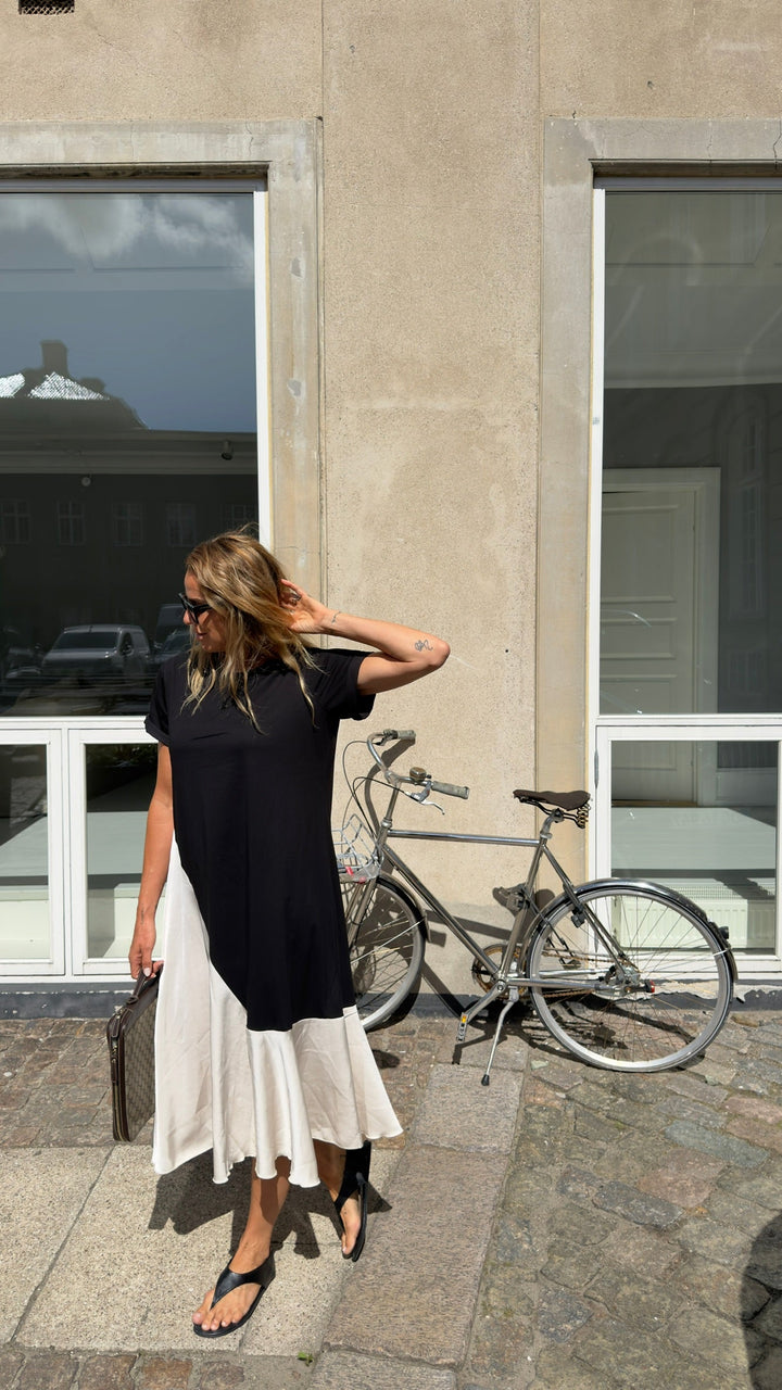 Sassy Copenhagen - Maxikjole - Sort/hvid - Oda