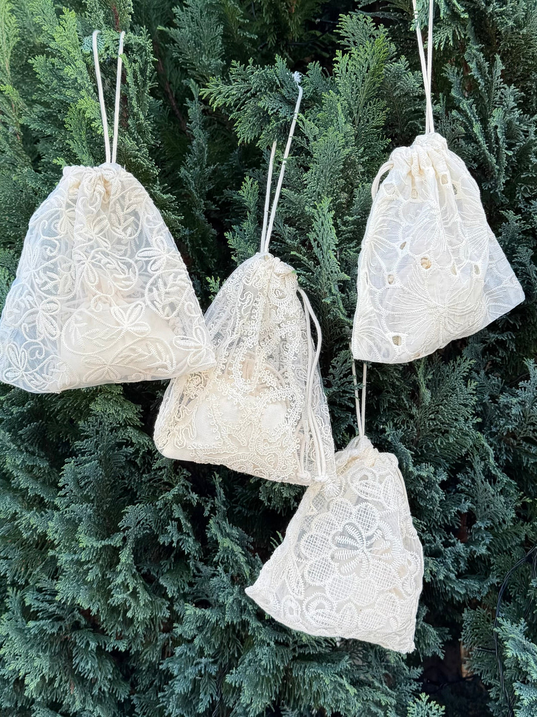 Andcopenhagen Jewelry | Adventskalender | Spar 65% | 4 Smykker + 4 accessories i flotte blonde poser