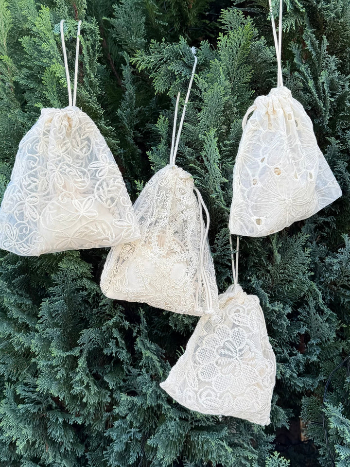 Andcopenhagen Jewelry | Adventskalender | Spar 65% | 4 Smykker + 4 accessories i flotte blonde poser