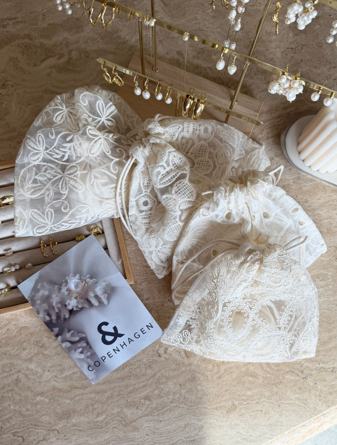 Andcopenhagen Jewelry | Adventskalender | Spar 65% | 4 Smykker + 4 accessories i flotte blonde poser