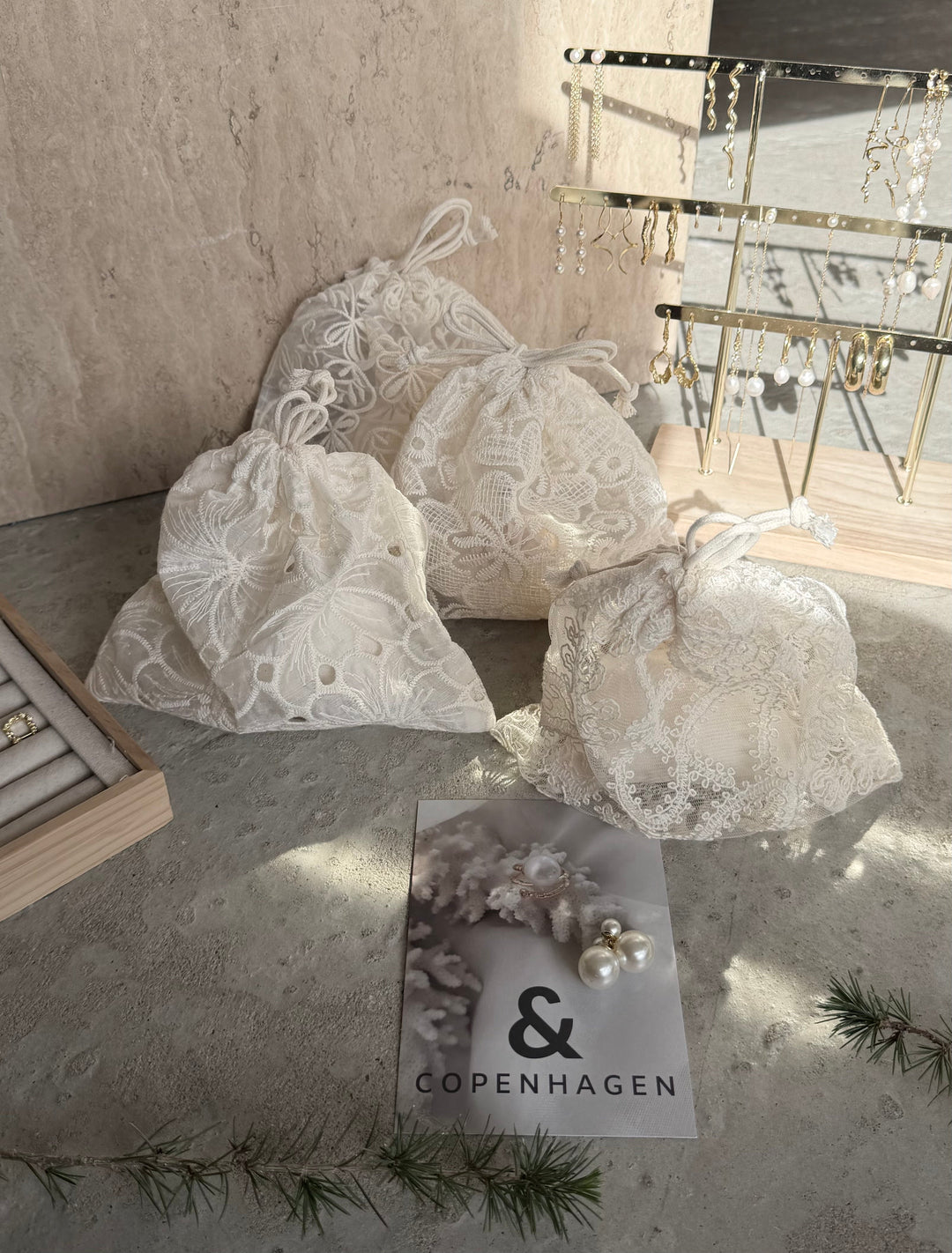 Andcopenhagen Jewelry | Adventskalender | Spar 65% | 4 Smykker + 4 accessories i flotte blonde poser