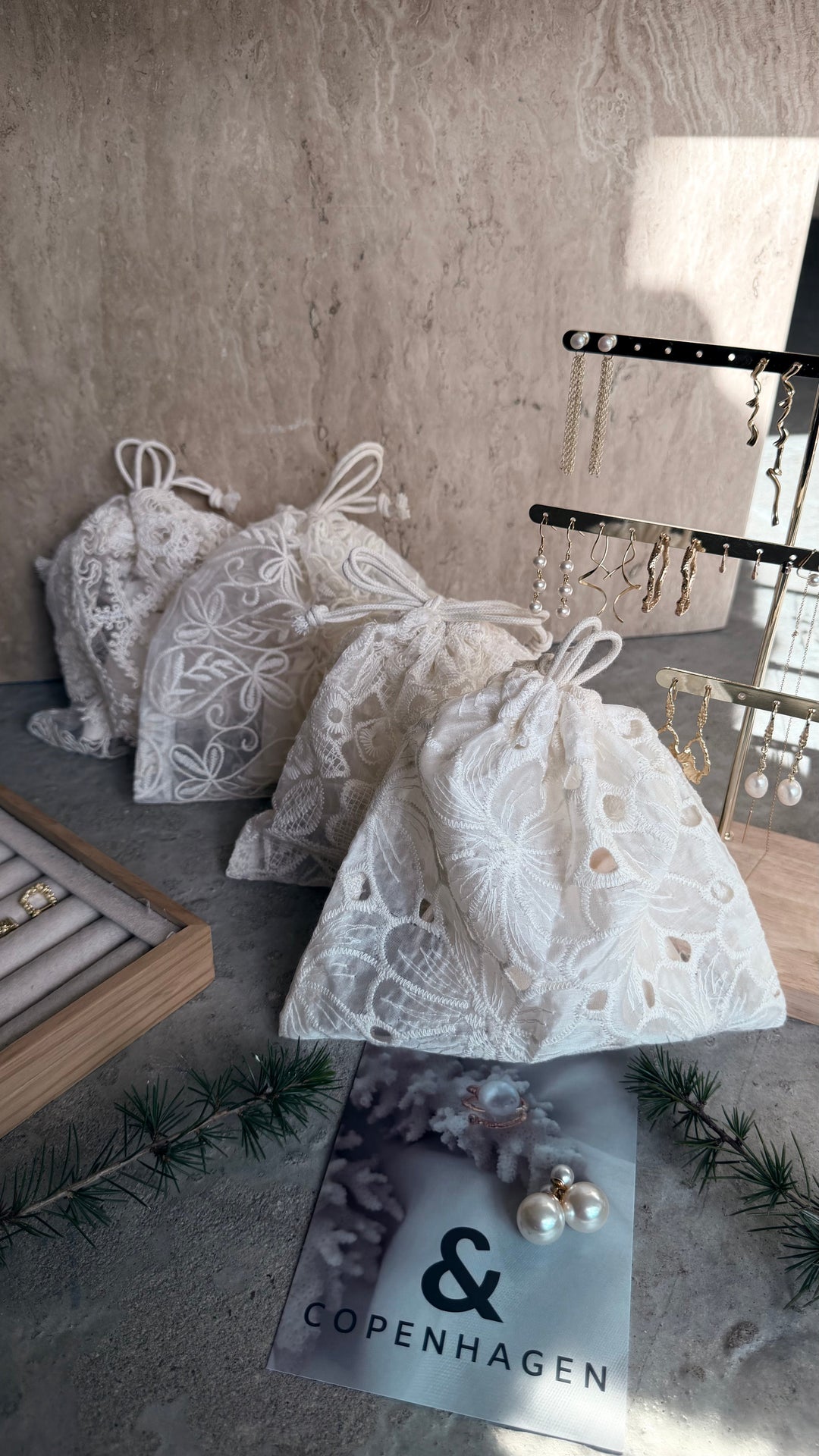 Andcopenhagen Jewelry | Adventskalender | Spar 65% | 4 Smykker + 4 accessories i flotte blonde poser