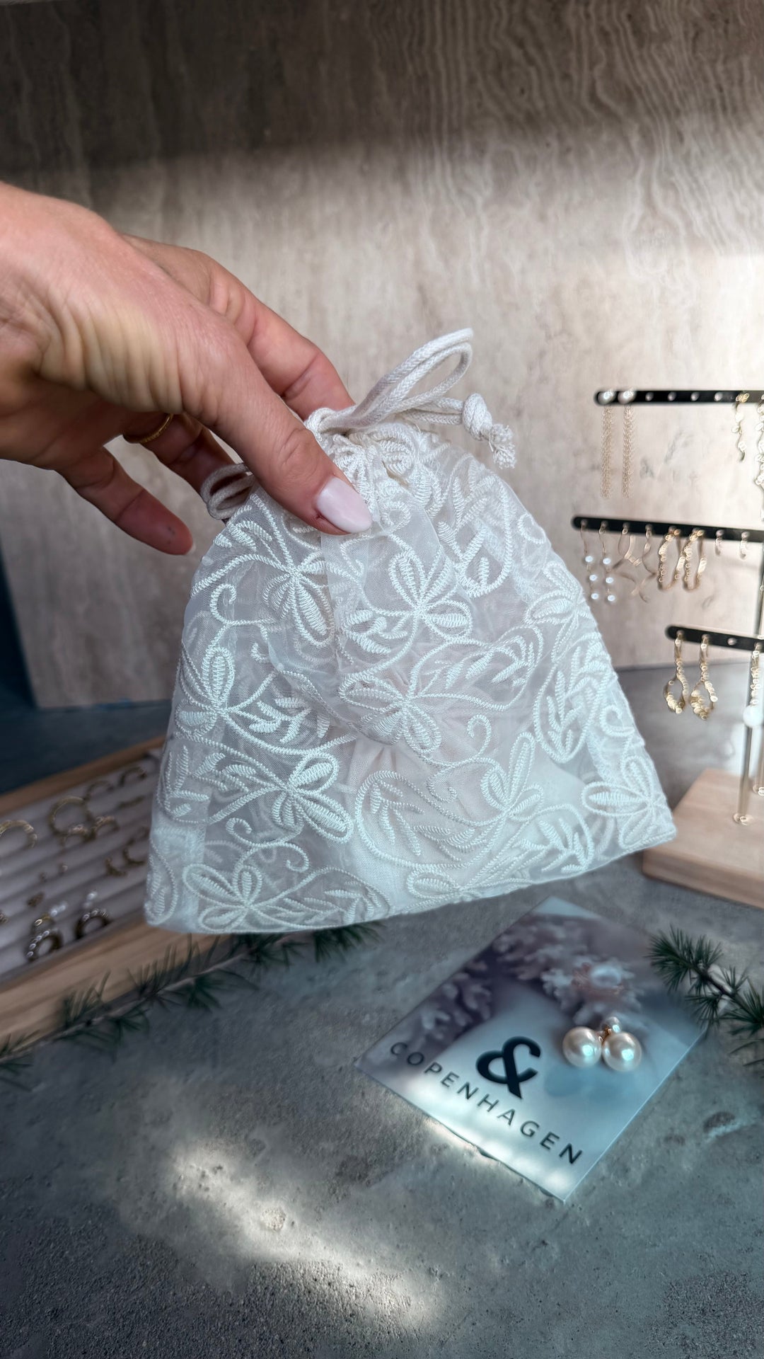 Andcopenhagen Jewelry | Adventskalender | Spar 65% | 4 Smykker + 4 accessories i flotte blonde poser