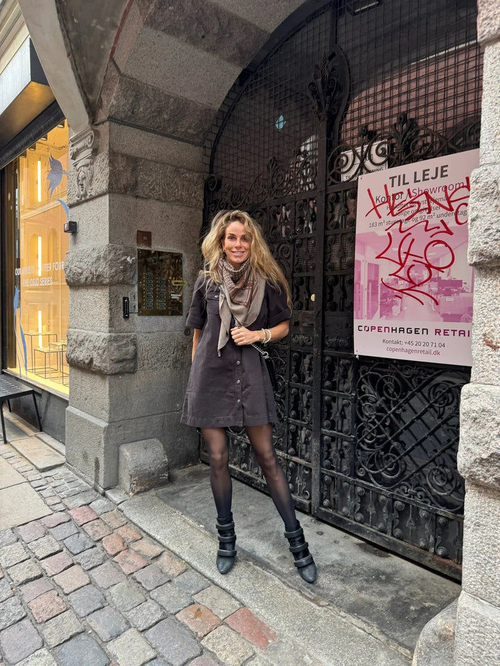 Global Funk - Denim kjole - Espresso Delicio - Mira-G - Stilkompagniet.dk