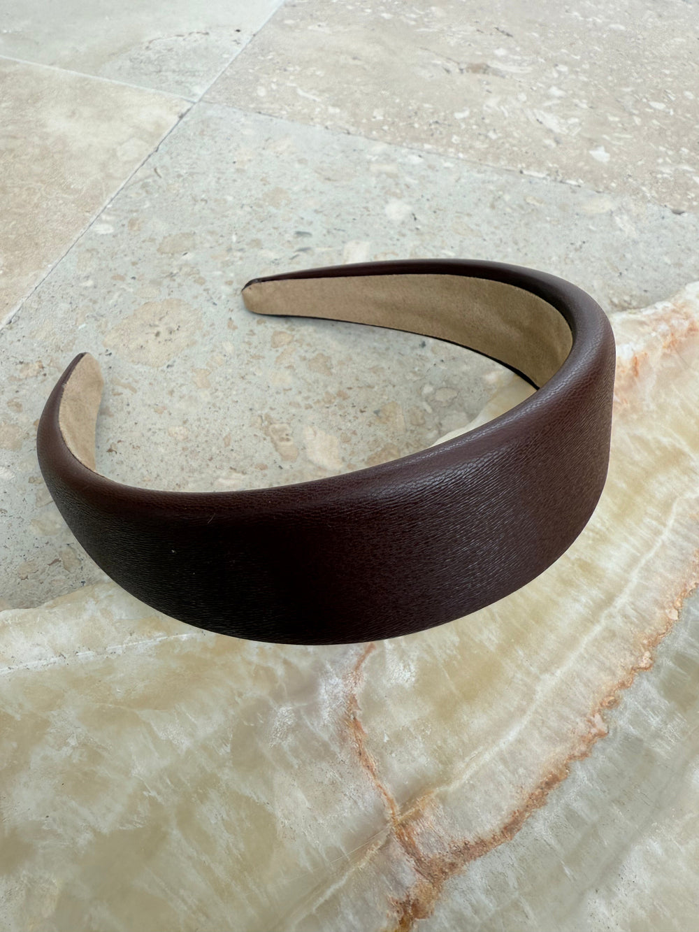 Sassy Copenhagen - Hårbøjle - Glat læder - Sikka Brun - Stilkompagniet.dk