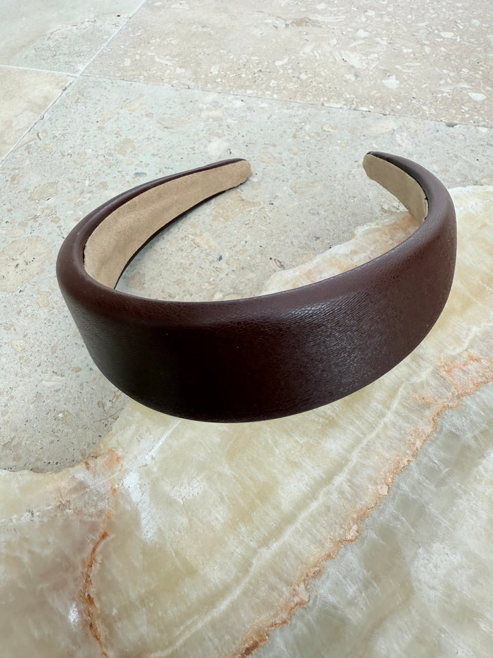 Sassy Copenhagen - Hårbøjle - Glat læder - Sikka Brun - Stilkompagniet.dk