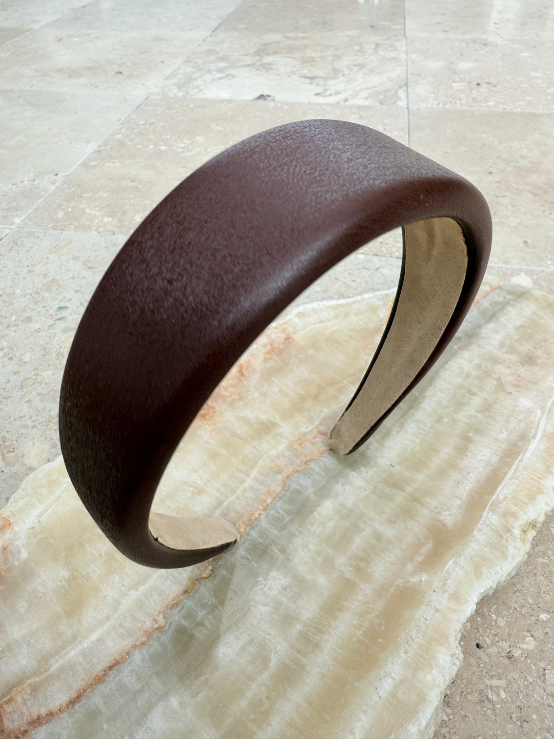 Sassy Copenhagen - Hårbøjle - Glat læder - Sikka Brun - Stilkompagniet.dk