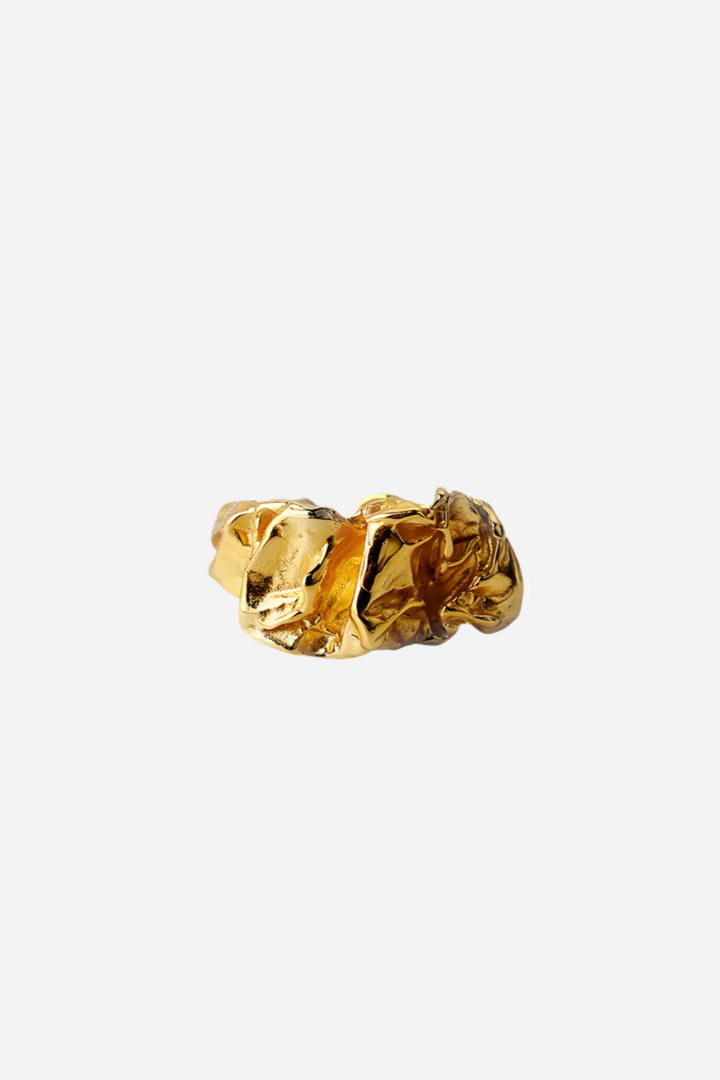 Crumplet ring i 18 karat guldbelagt 925 sterlingsølv med blank finish fra Andcopenhagen.