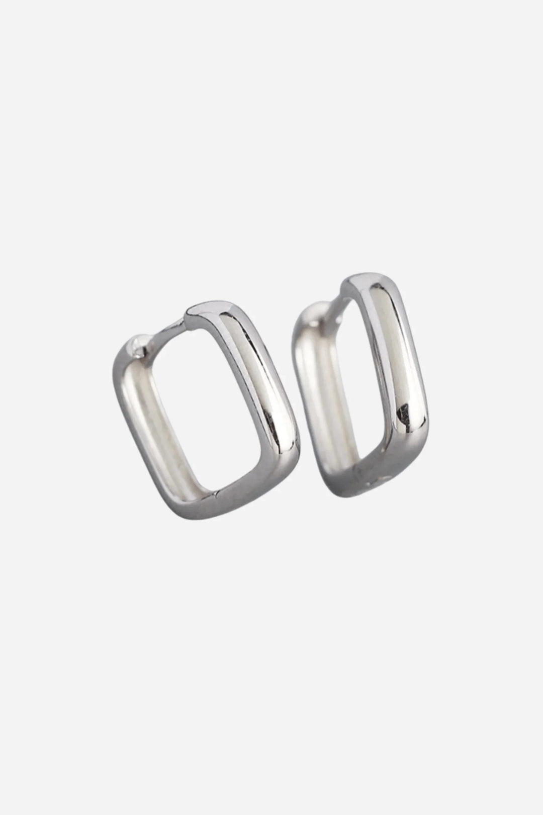 Firkantede hoops øreringe i 925 sterlingsølv med skinnende, poleret overflade.
