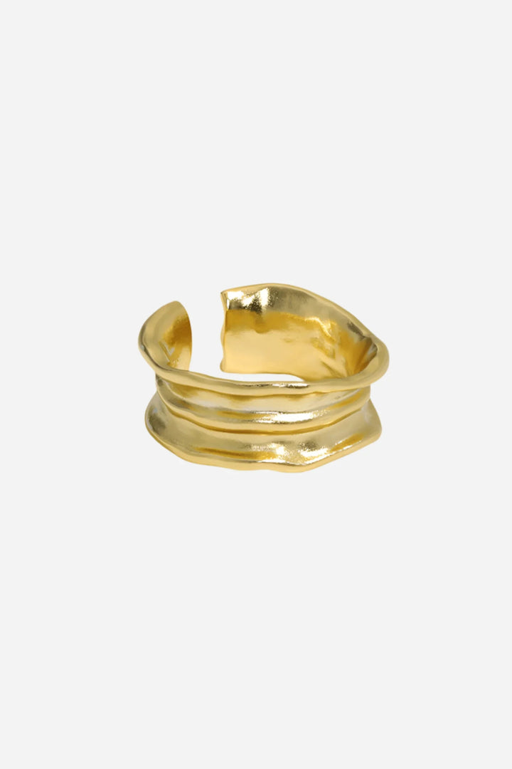Skinnende, bølget guldring i organisk form, justerbar med åben design, guldbelagt sterlingsølv.