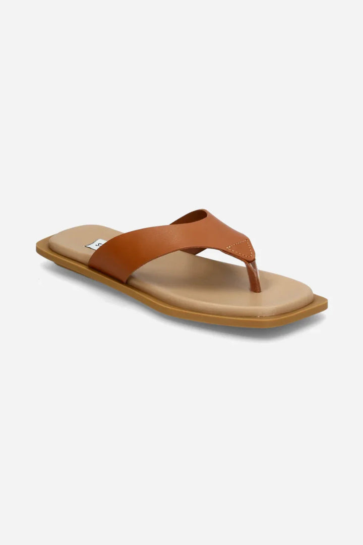 Steve Madden sandal i cognacfarve med en bred rem og flad, beige sål.