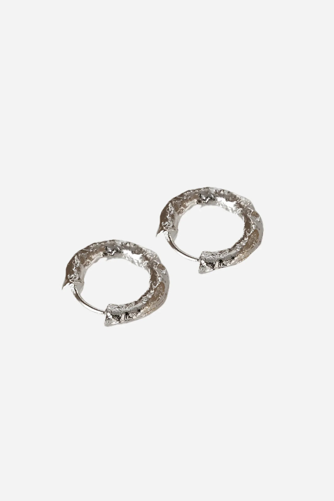 Chunky, uregelmæssige hoops øreringe i 925 sterlingsølv, to øreringe i sættet.