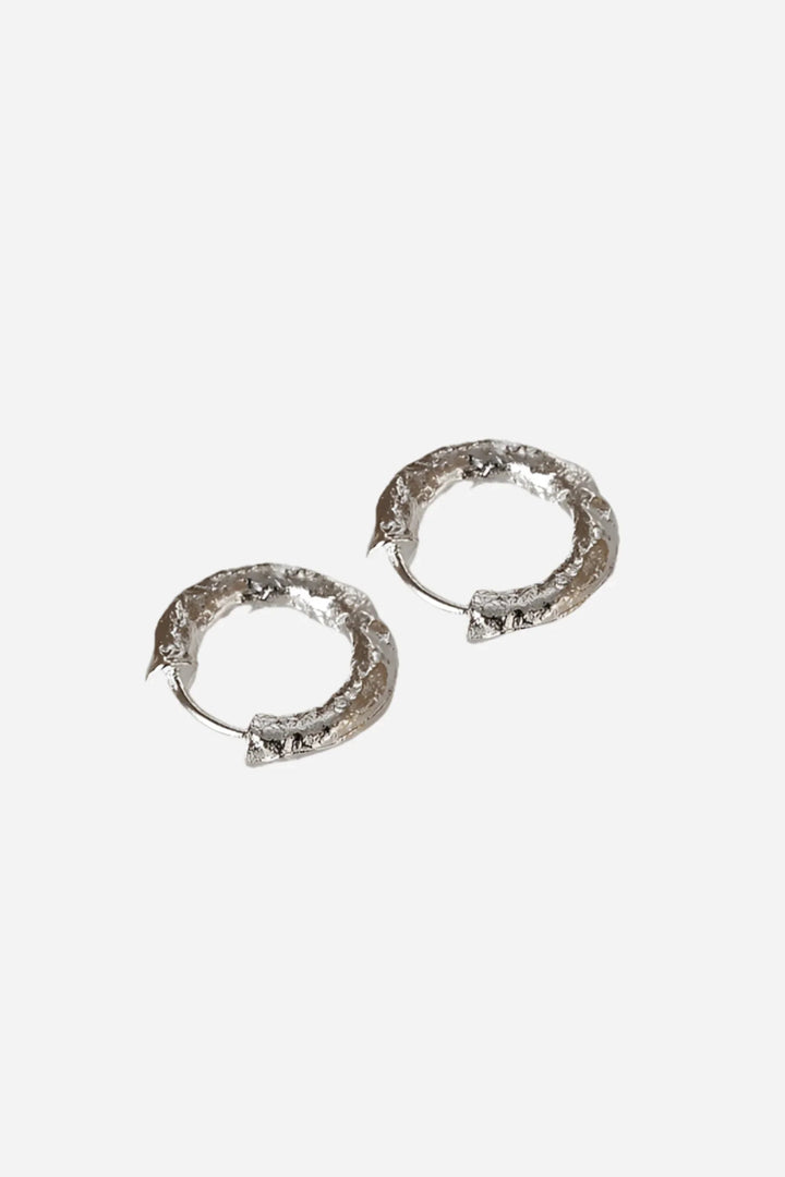 Chunky, uregelmæssige hoops øreringe i 925 sterlingsølv, to øreringe i sættet.
