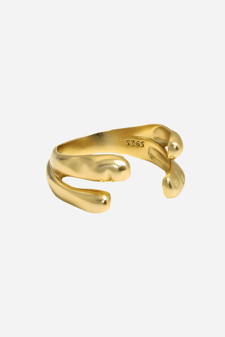 Andcopenhagen Lula ring i 18 karat guldbelagt 925 sterlingsølv med moderne, åben design.
