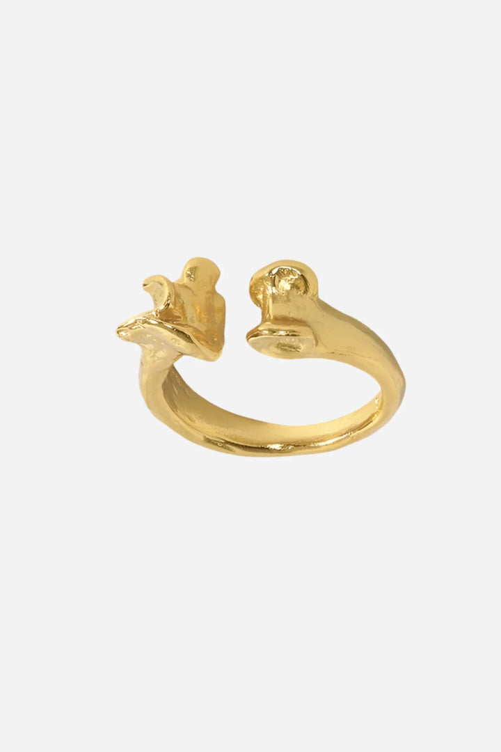 Ring i gylden 18 karat guldbelagt sølv med åbent bånddesign og unikke detaljer.