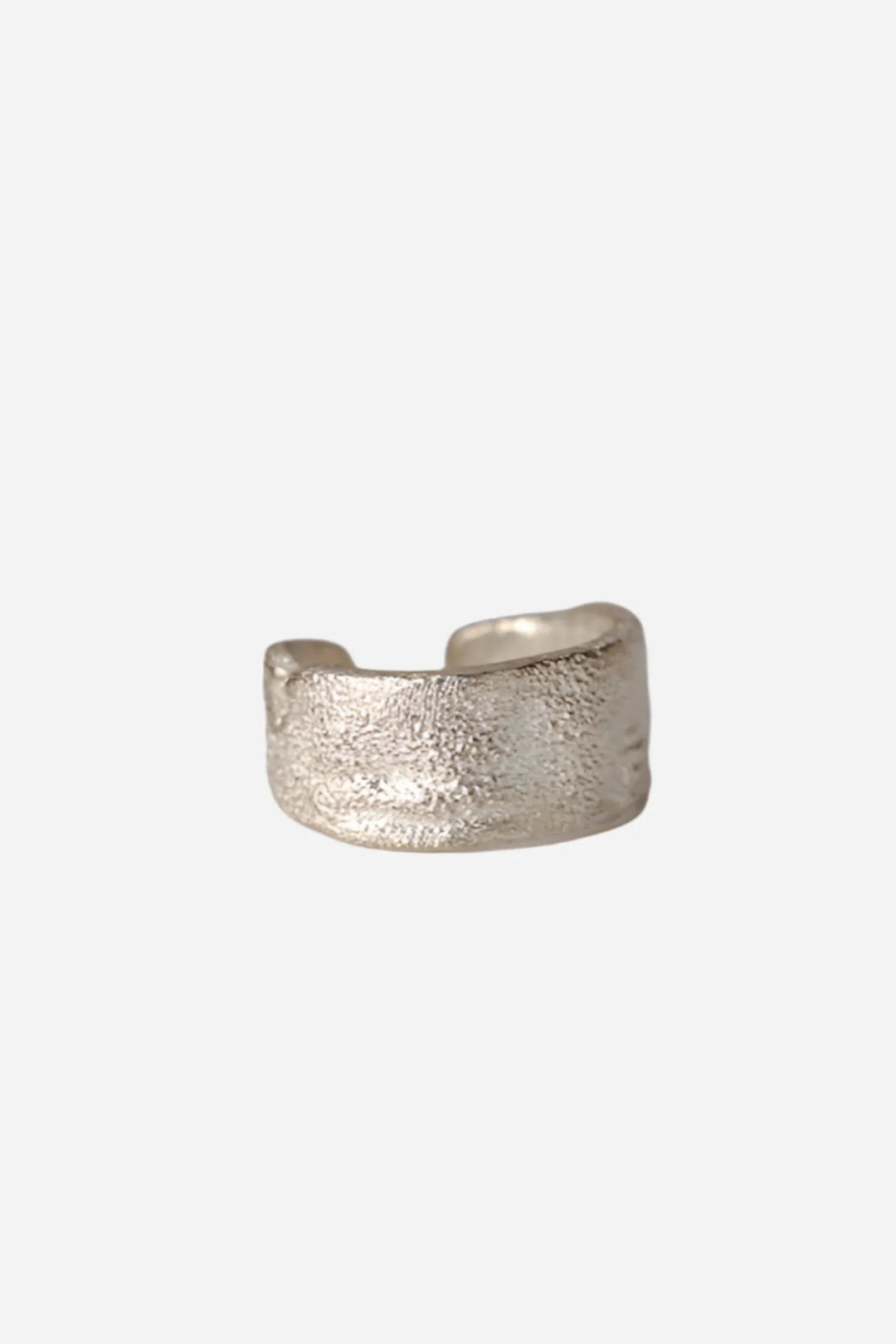 Sølv øre cuff med tekstureret overflade og åbent design, fremhæver metallisk glans.