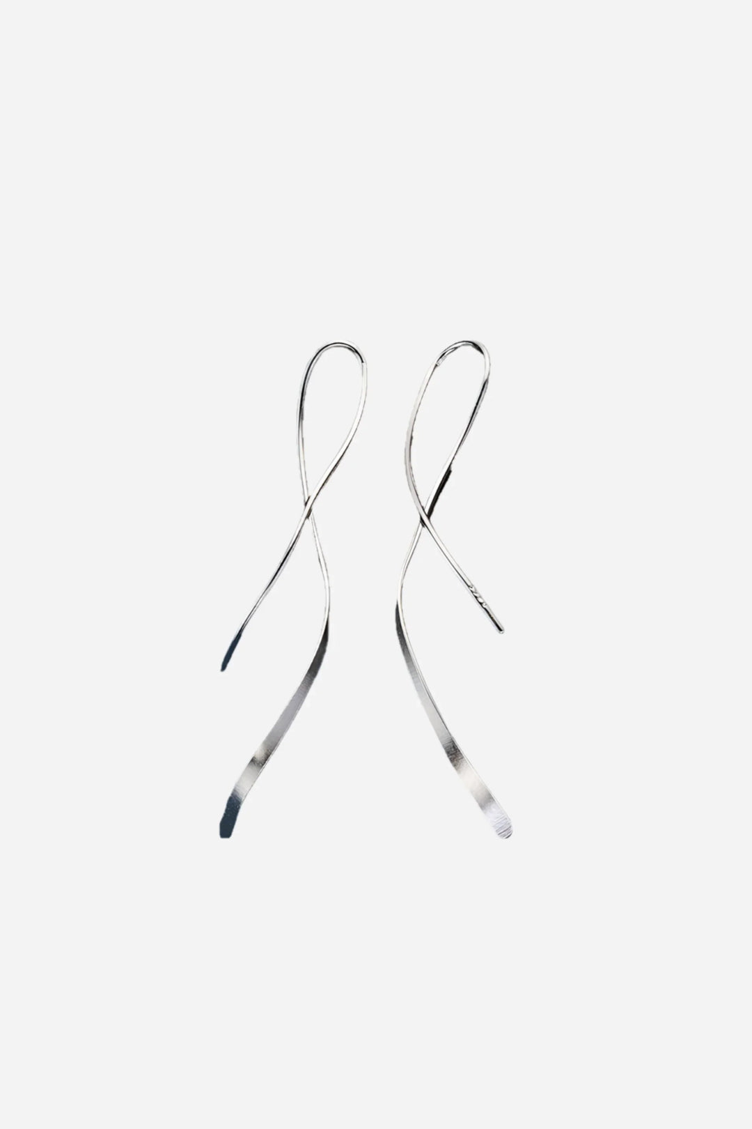 Slanke, bølgede øreringe i reflekterende 925 sterlingsølv, elegant og unik form.