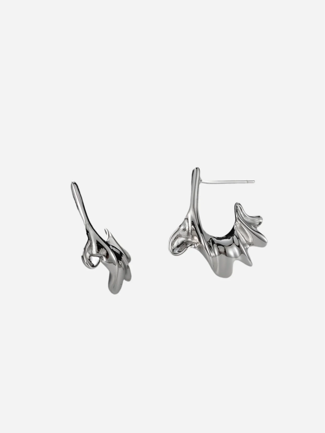 Sølvøreringe med organisk, bølget og asymmetrisk design i skinnende 925 sterlingsølv.