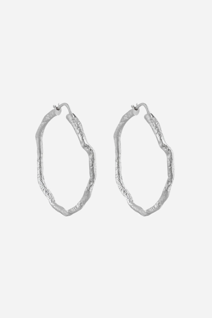 To hoops øreringe i 925 sterlingsølv med organisk form og ujævn overflade.