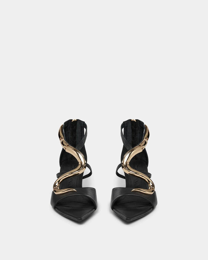 Elegant sort stilet fra Sofie Schnoor Merle forfra