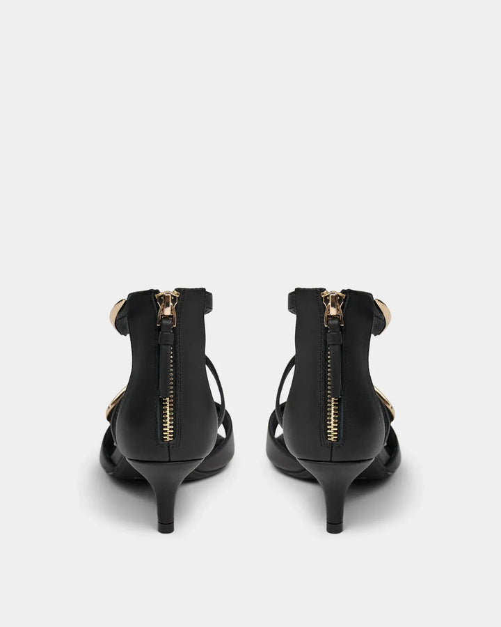 Elegant sort stilet fra Sofie Schnoor Merle bagfra