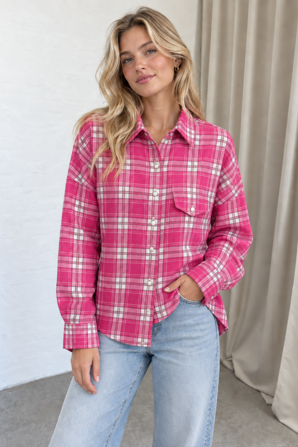Monique sassy skjorte i pink/hvid på lyshåret kvinde