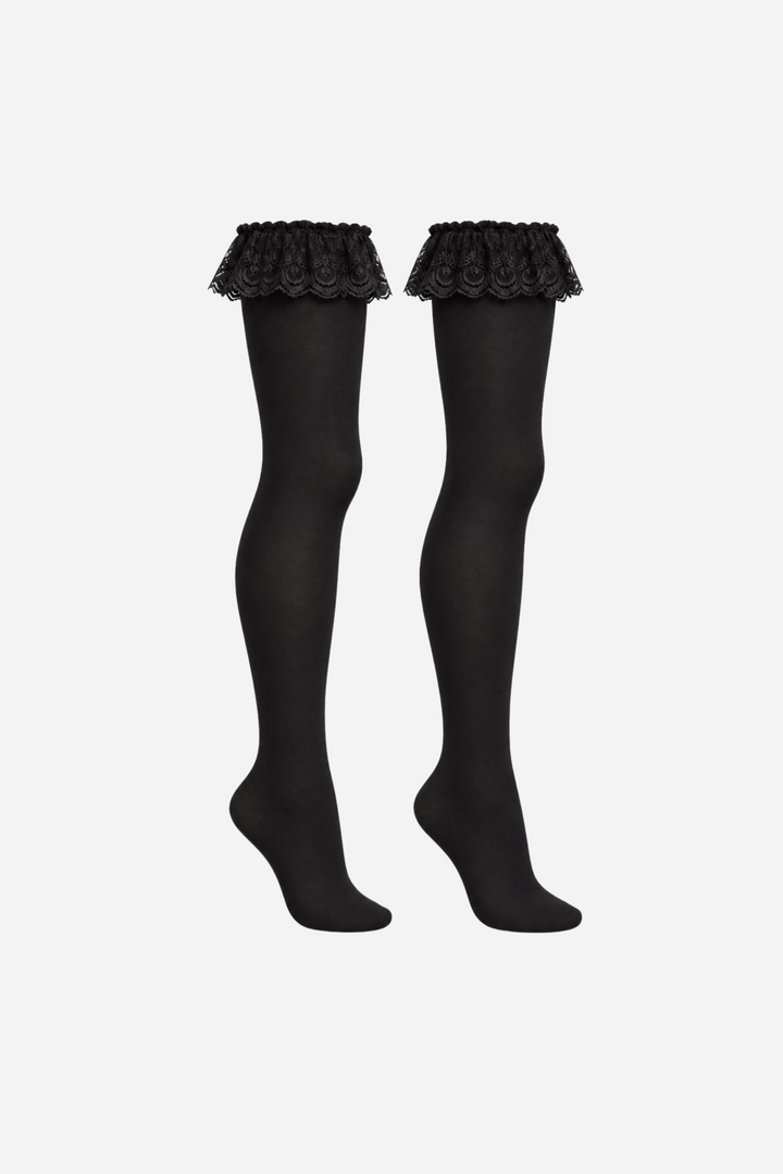 Nikki sorte overknee strømper fra Andcopenhagen med dekorativ blondekant og elastik i toppen. Bløde, elegante strømper i polyamid og elastan.