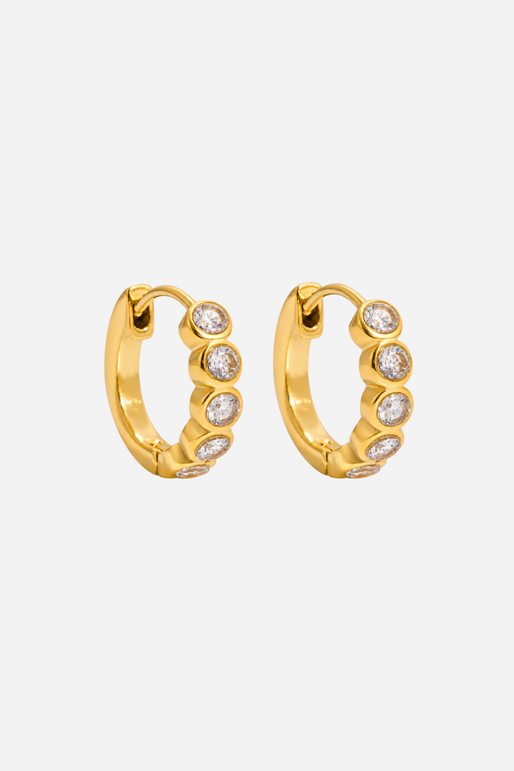 Galax Earrings fra&nbsp;Nine Jewelry er elegante creoløreringe med et eksklusivt og feminint udtryk