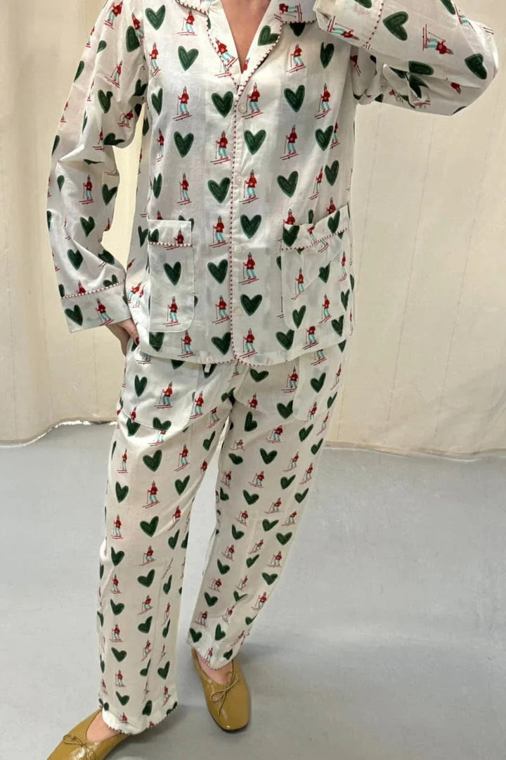 Nuit Pyjamas Set fra Sissel Edelbo er et charmerende pyjamassæt på kvinde