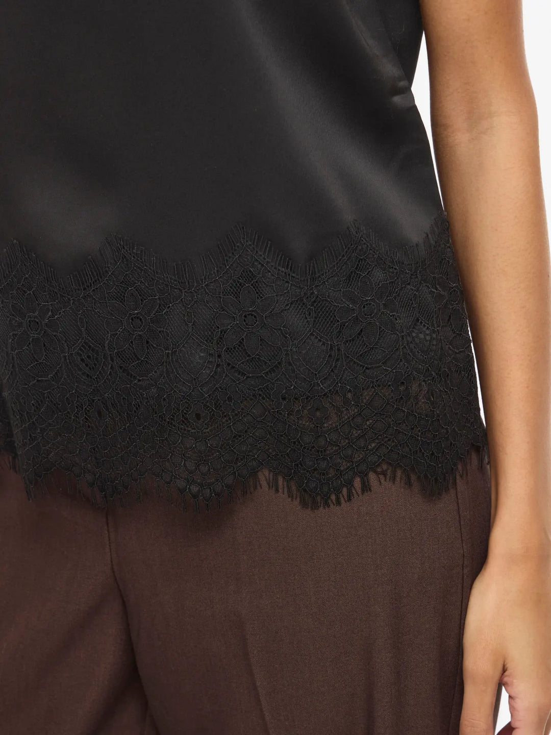 Vila - Satin Top med blonde - Sort - Viellette