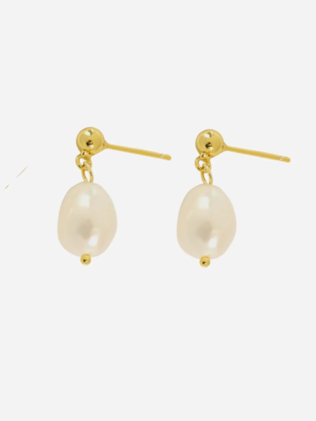 Øreringe i guldbelagt sølv med kugletop og dråbeformet perlevedhæng, elegant og enkel stil.