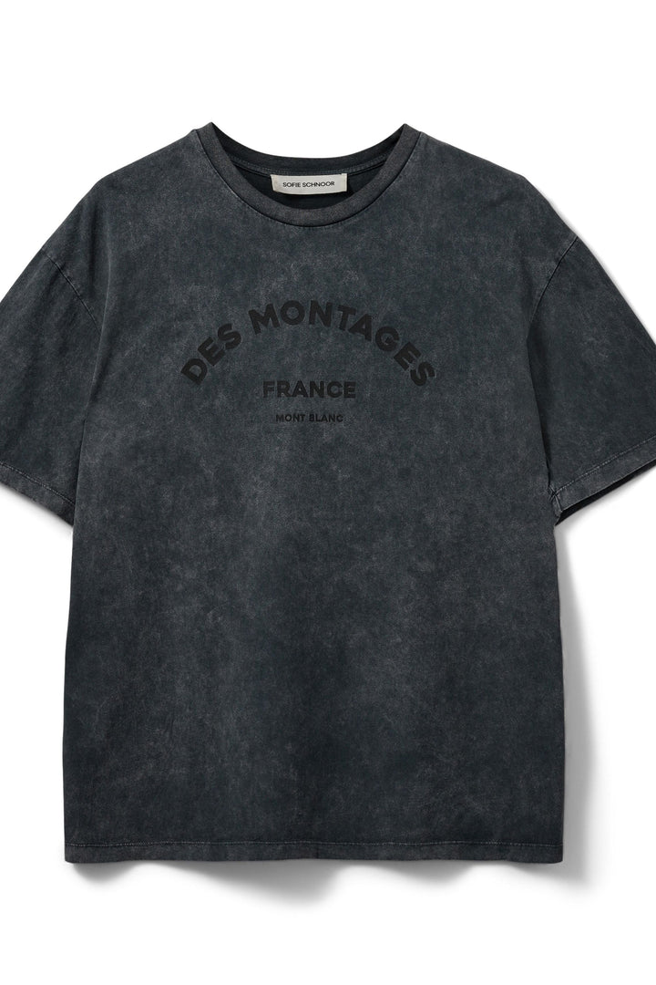 Sort T-shirt med rund hals, korte ærmer og teksten "DES MONTAGES FRANCE MONT BLANC" foran.