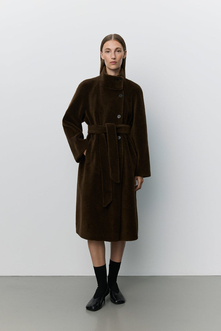 jakke i uld med en høj hals, fra Sofie Schnoor på model