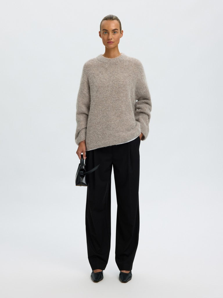 Gabriella er en strikket pullover med rund hals fra Selected fuld figur