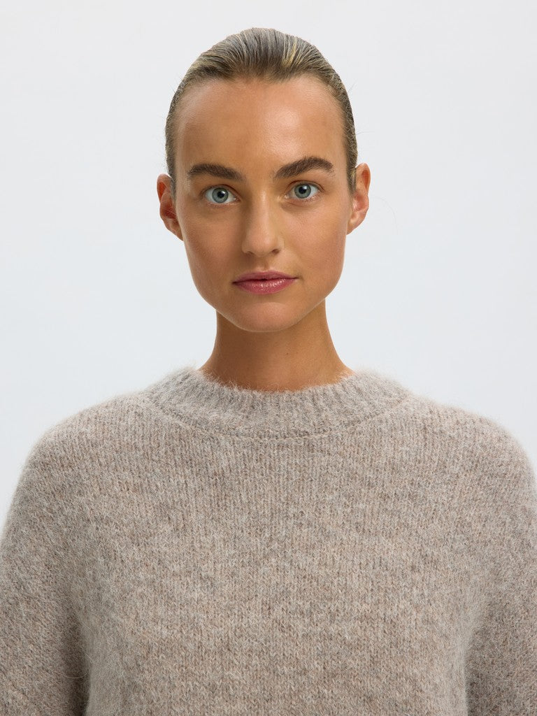 Gabriella er en strikket pullover med rund hals fra Selected tæt på