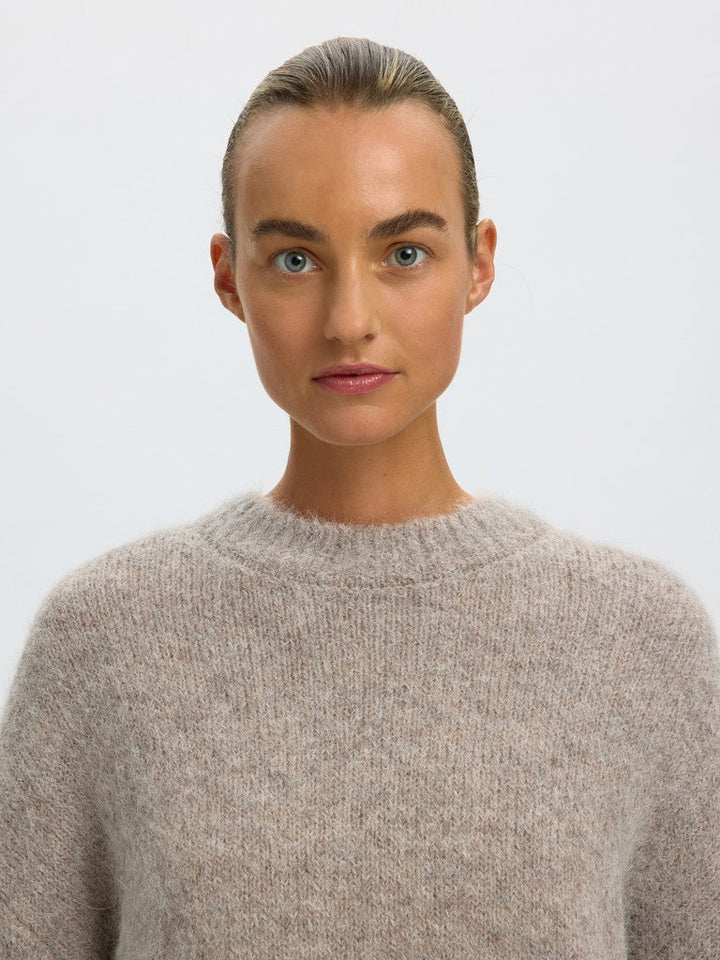 Gabriella er en strikket pullover med rund hals fra Selected tæt på