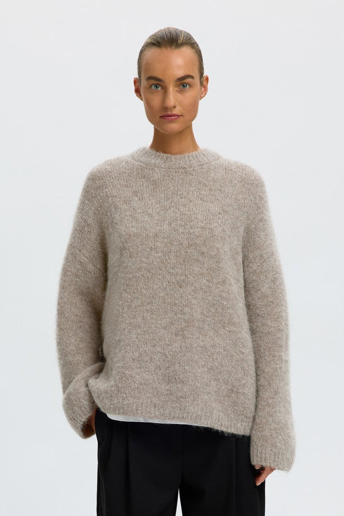 Gabriella er en strikket pullover med rund hals fra Selected på model