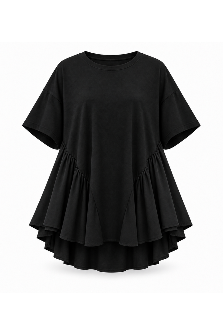 Sort T-shirt fra Sassy Copenhagen giver den klassiske T-shirt et feminint og markant twist packshot