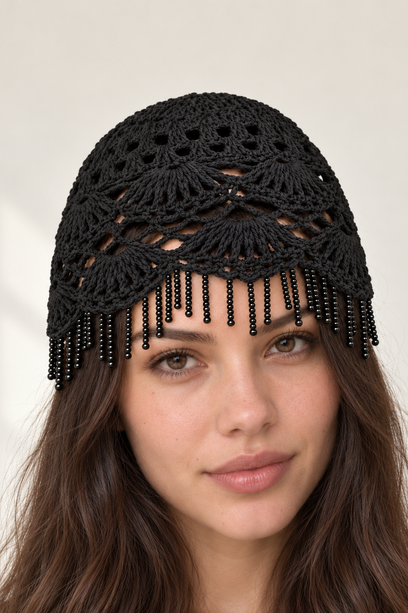 Sort beanie med perlefrynser fra Sassy Copenhagen