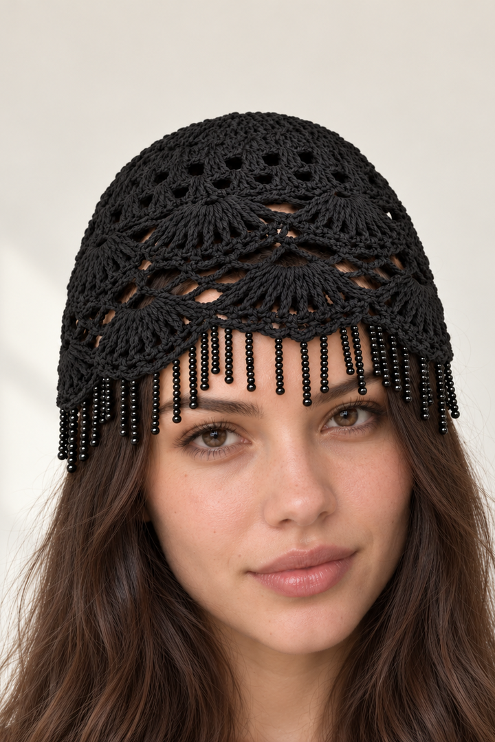 Sort beanie med perlefrynser fra Sassy Copenhagen