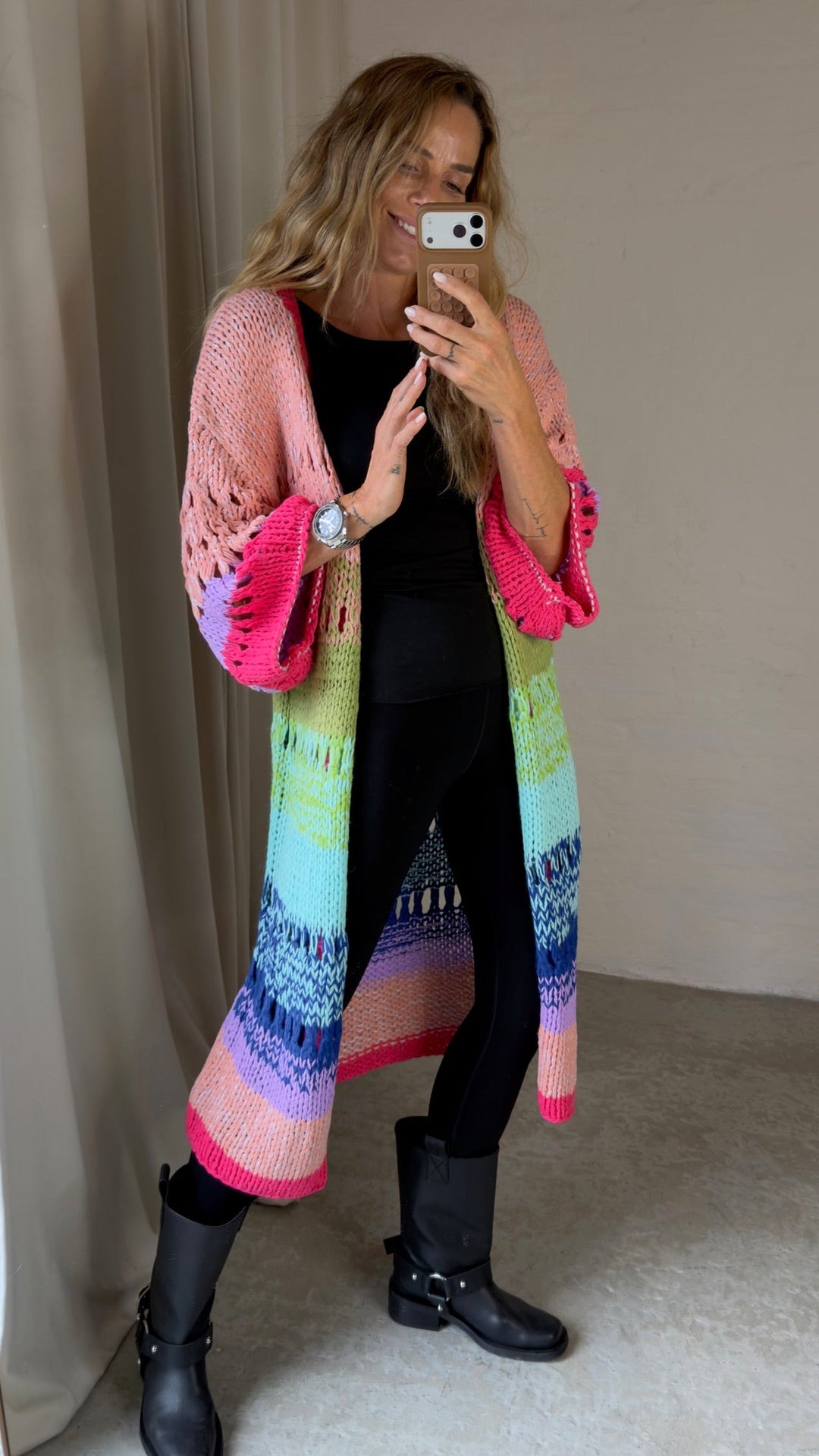 Greta Long Cardigan fra Sassy Copenhagen er en farverig statement-cardigan på Signe