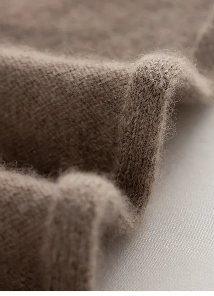 Detaljebillede af Andcopenhagen Basics Cashmere trinity mini tørklæde i farven Dark coffee.