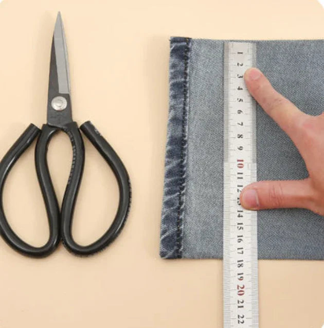 Saks og lineal bruges til at måle sorte 2m oplægningsbånd fra Andcopenhagen Basics på denimstof.