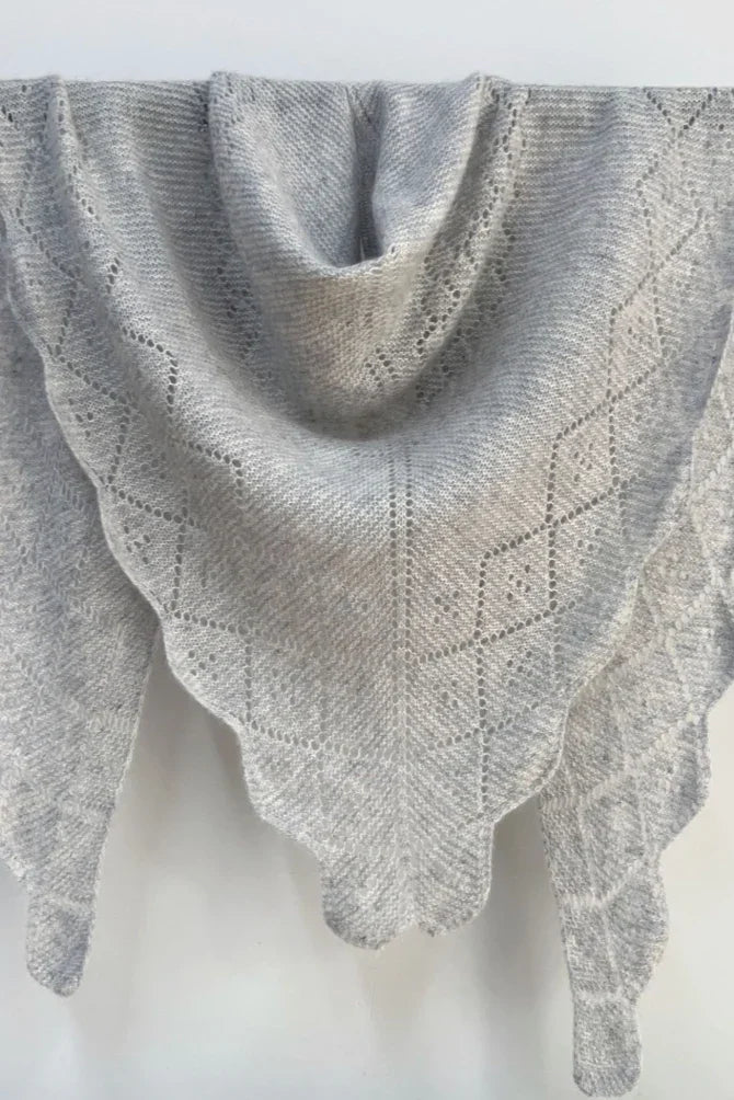 Andcopenhagen - Cashmeretøklæde - Triangle trinity stor 100% Cashmere - Grey - Stilkompagniet.dk